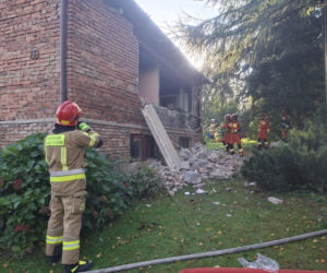Wybuch domu w Porębie Radlnej. Ranna kobieta zabrana śmigłowcem LPR