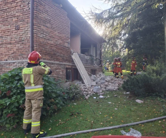 Wybuch w domu jednorodzinnym. Kobieta jest ranna