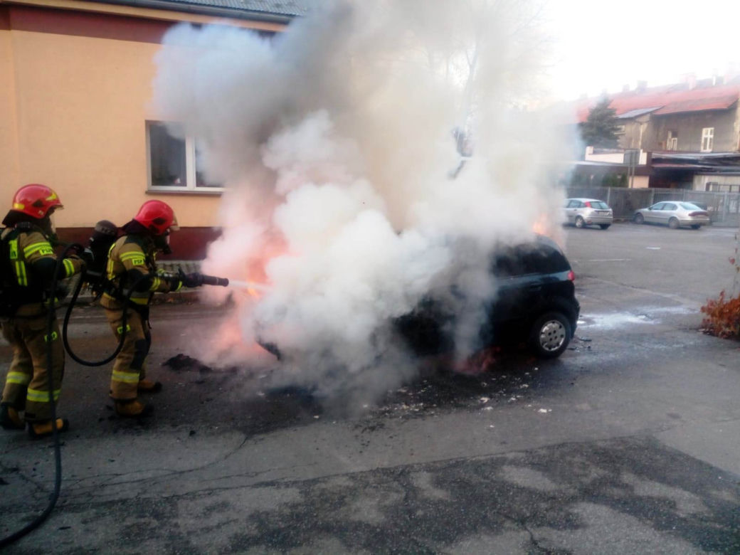 Hyundai płonął jak pochodnia! Był wyposażony w butlę gazu LPG. Z samochodu został wrak