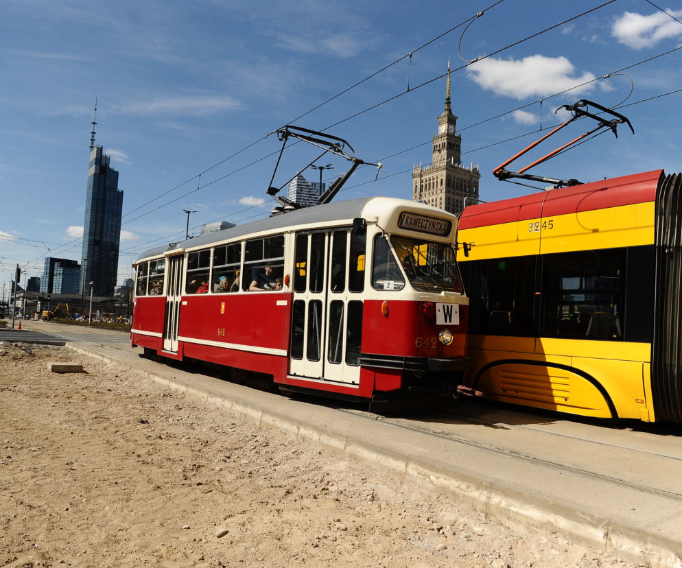 Parówki opanowały Warszawę. Zabytkowe tramwaje zrobiły wielką radochę pasażerom