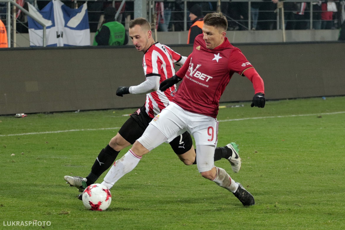 Derby Krakowa: Kibole ostrzelali sektor gości. Cały stadion w dymie [ZDJĘCIA, WIDEO, AUDIO]