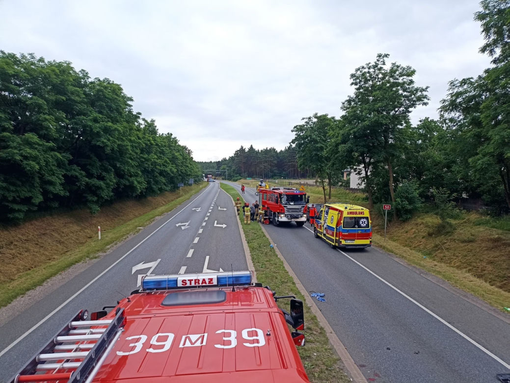 Pijany i naćpany 21-latek aresztowany. Uderzył w sygnalizator pod Sochaczewem, a 15-latkę zabrał śmigłowiec [ZDJĘCIA]