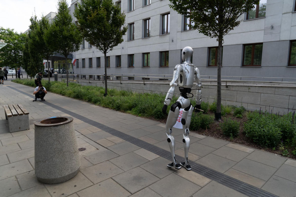 Niewiarygodne sceny. Roboty "krzyczą" w Warszawie, a minister alarmuje: "mamy się czego obawiać!"