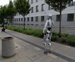 Niewiarygodne sceny. Roboty krzyczą w Warszawie, a minister alarmuje: mamy się czego obawiać!