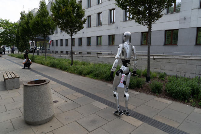 Niewiarygodne sceny. Roboty "krzyczą" w Warszawie, a minister alarmuje: "mamy się czego obawiać!"