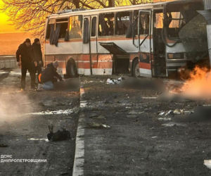 Wojna na Ukrainie. Rosjanie zaatakowali autobus. Zginęło 15 osób