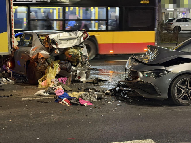 Miał trzy promile, rozbił cztery auta. 26-latek roztrzaskał się w Warszawie