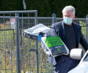 Marszałek Karczewski robi zakupy na bazarku