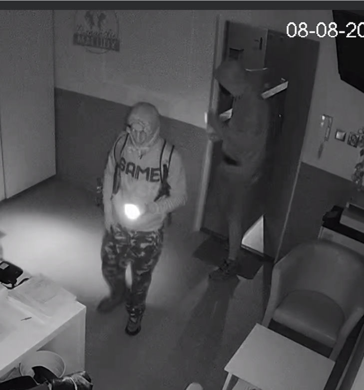Włamali się do przedszkola w Poznaniu. Policja szuka tych mężczyzn