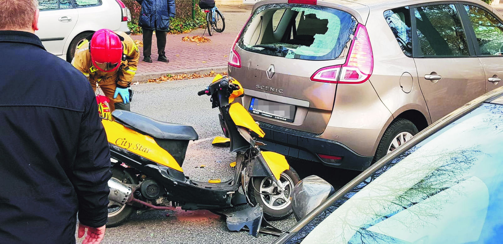 Skuterzysta rozbił głową renault