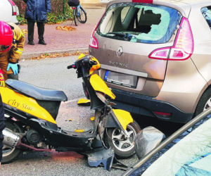 Skuterzysta rozbił głową renault