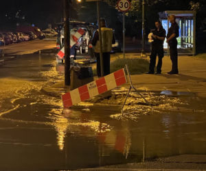 Woda zalała całą ulicę. Awaria wodociągowa na Bielanach