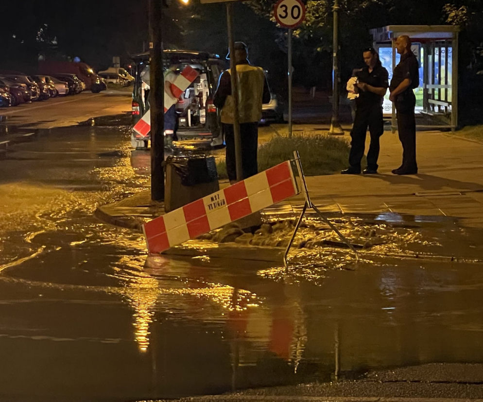Woda zalała całą ulicę. Awaria wodociągowa na Bielanach