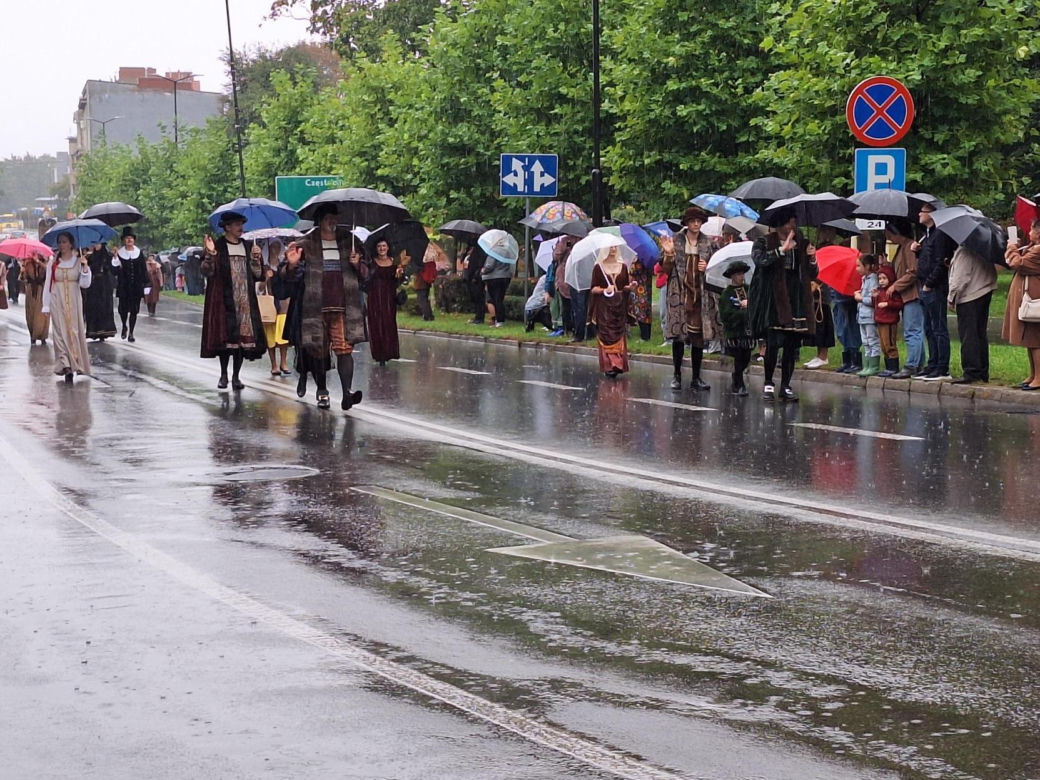 Pochód Gwarkowski 2025 w strugach deszczu