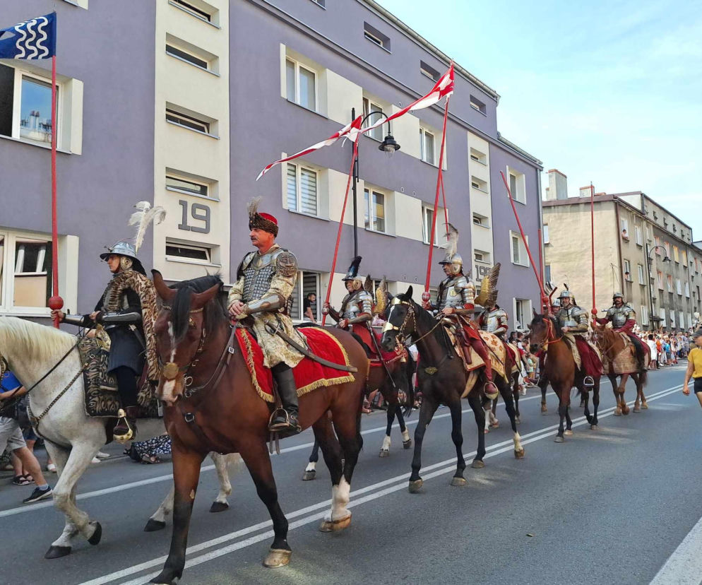Rekonstruktorzy jadą konno w historycznych zbrojach podczas Pochodu Gwarkowskiego. O 500-leciu miasta czytaj w SE.