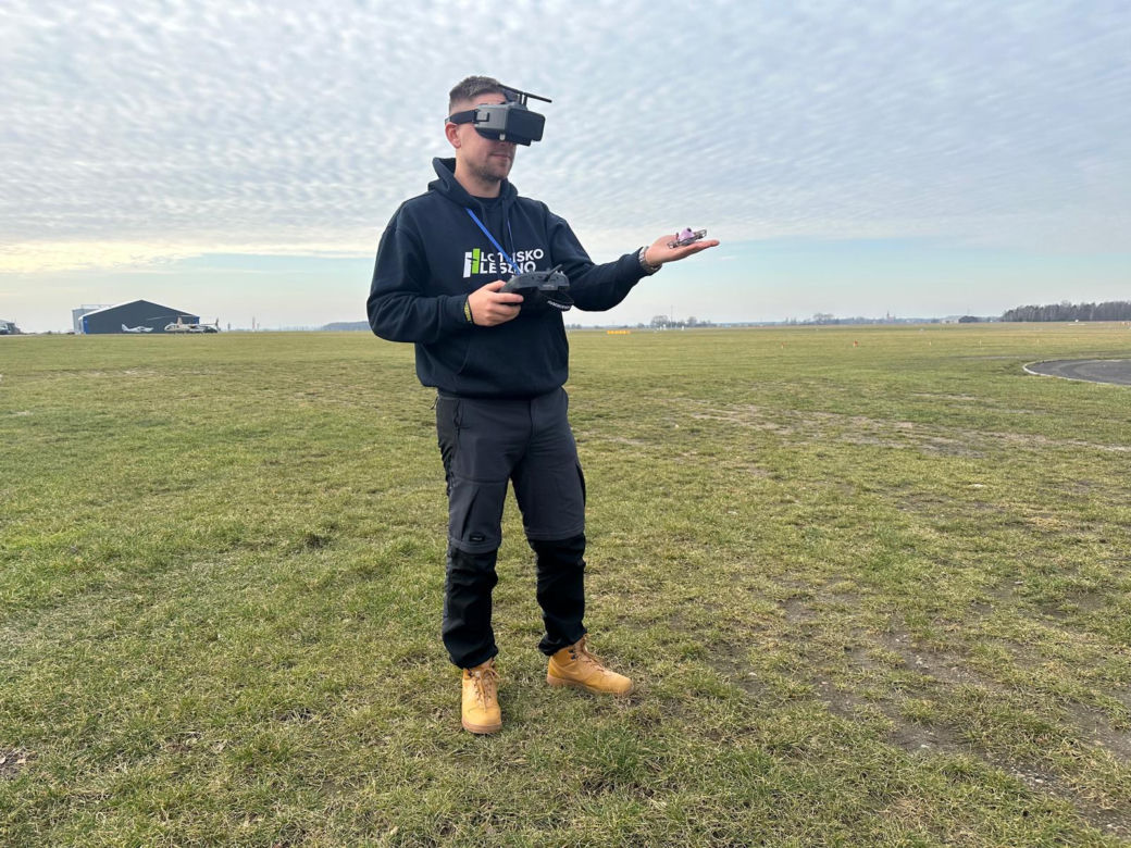 Na lotnisku w Lesznie uczą latać dronami