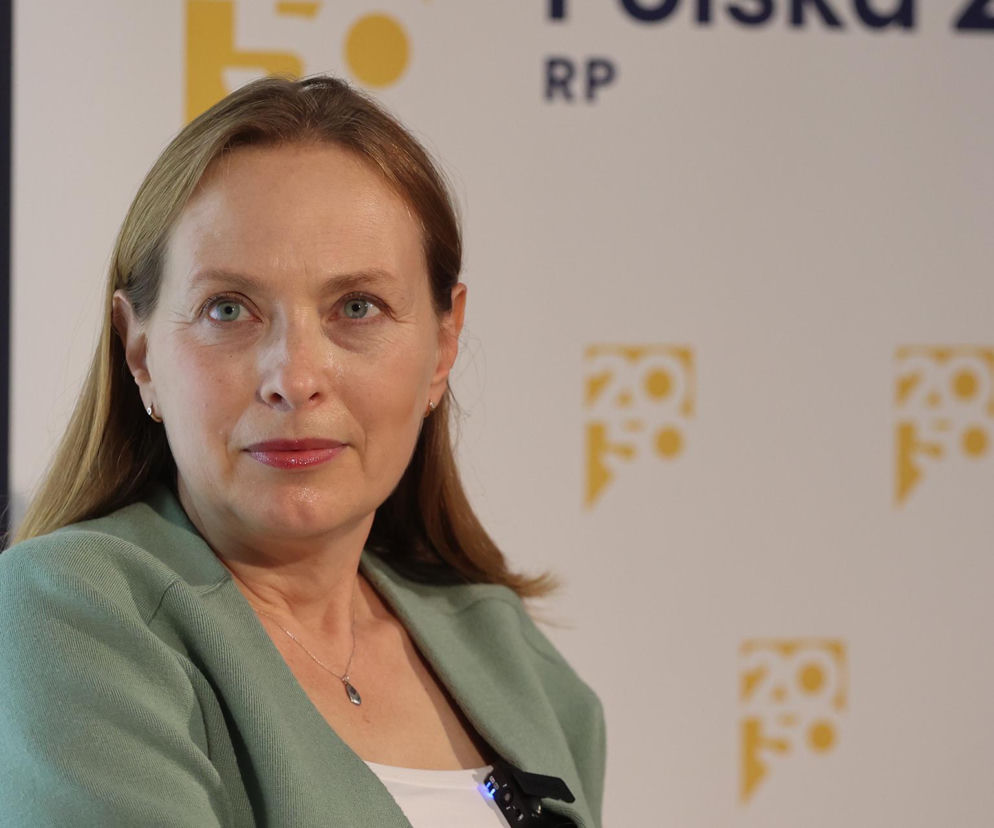 Katarzyna Pełczyńska-Nałęcz na tle logo partii. O jej odejściu z rządu Donalda Tuska przeczytasz na SE Polityka.