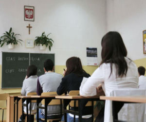 Nauczycielka wyrzuciła krzyż do śmietnika. Protest pod szkołą, prokuratura wszczęła dochodzenie