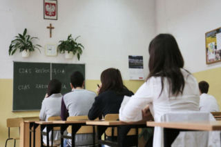 Nauczycielka wyrzuciła krzyż do śmietnika. Protest pod szkołą, prokuratura wszczęła dochodzenie