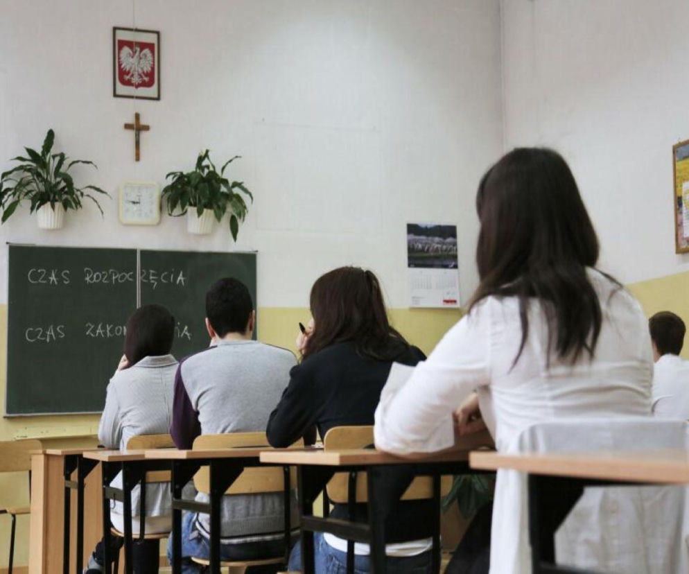 Nauczycielka wyrzuciła krzyż do kosza. Protest pod szkołą, prokuratura wszczęła dochodzenie