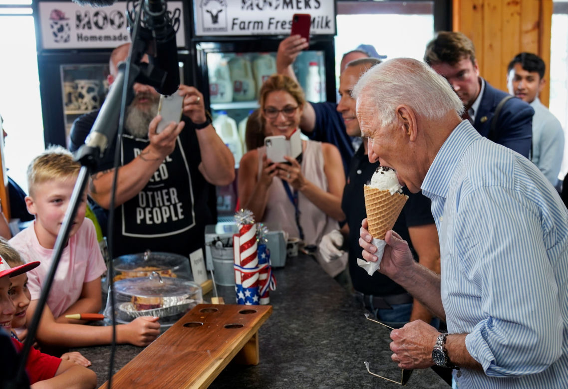 Specjalna ekipa serwuje jedzenie Joe Bidenowi