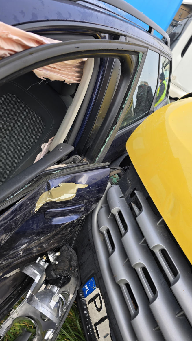 Kolizja na DK12 koło Leszna. Pojazdy omal nie wpadły do rowu