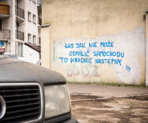 Widzew nosi czapkę z dupki od chleba, a ŁKS je komary... Derby Łodzi na murach