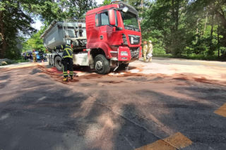 Wypadek radiowozu i ciężarówki
