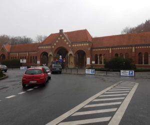 Parkowanie przy bramie Cmentarza Centralnego