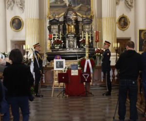 Monika Olejnik na pogrzebie senatora Piesiewicza. Towarzyszył jej ukochany
