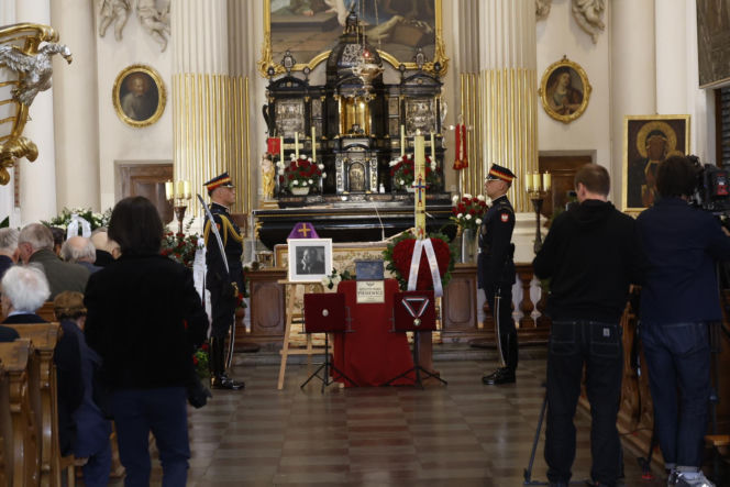 Monika Olejnik na pogrzebie senatora Piesiewicza. Towarzyszył jej ukochany