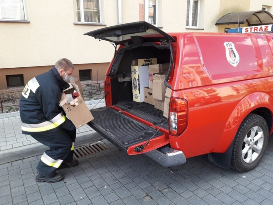 Strażacy pomagają seniorom