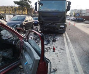 Groźny wypadek na Powstańców Warszawy w Bydgoszczy! Kierowca był uwięziony w aucie! [ZDJĘCIA]