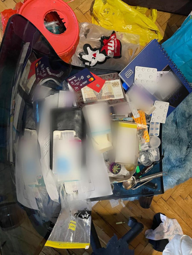 Policja rozbiła grupę handlującą lekami opioidowymi. Cztery młode kobiety nie żyją. Wśród zatrzymanych jest lekarz