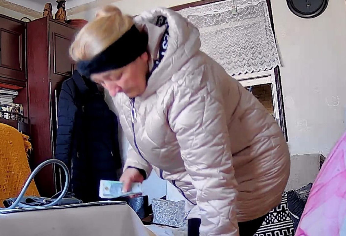 Okradła 82-latkę tuż przed świętami. Policja opublikowała jej twarz