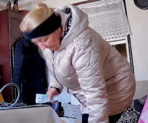 Okradła 82-latkę tuż przed świętami. Policja opublikowała jej twarz