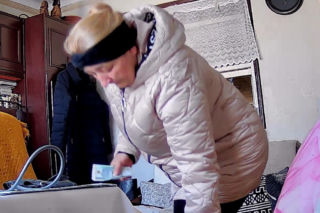 Okradła 82-latkę tuż przed świętami. Policja opublikowała jej twarz