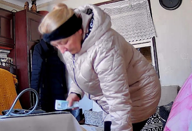 Okradła 82-latkę tuż przed świętami. Policja opublikowała jej twarz