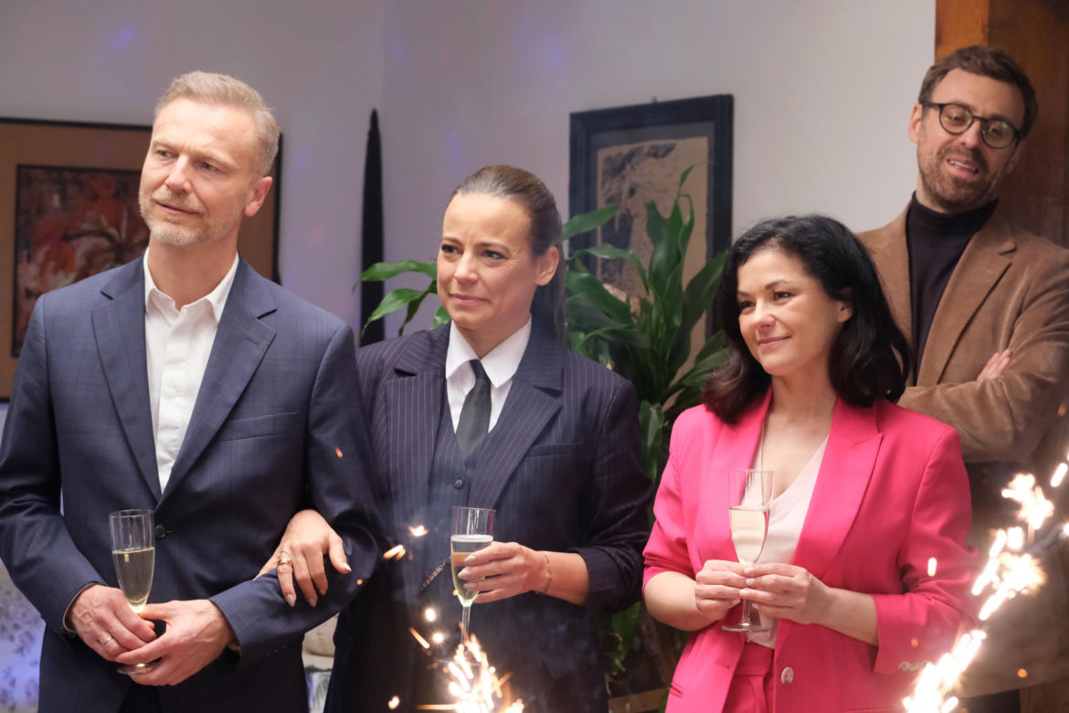 M jak miłość odc. 1872 po wakacjach. Dariusz Hoffman (Mateusz Rusin), Kinga (Katarzyna Cichopek), Magda (Anna Mucha), Andrzej Budzyński (Krystian Wieczorek)