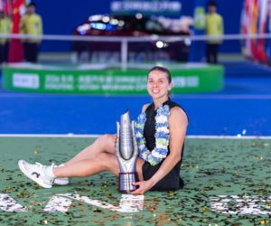 Maja Chwalińska dekoracja po wygranej w Wuhan