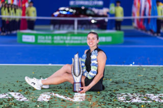 Maja Chwalińska dekoracja po wygranej w Wuhan