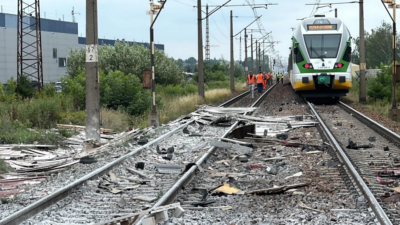 Wjechał tirem pod pociąg. Z ciężarowki zostały strzępy. Kierowca nie miał szans
