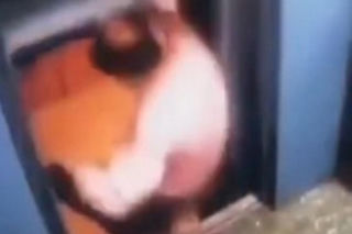 Wchodził do windy, ona ruszyła. Mrożące krew w żyłach wideo