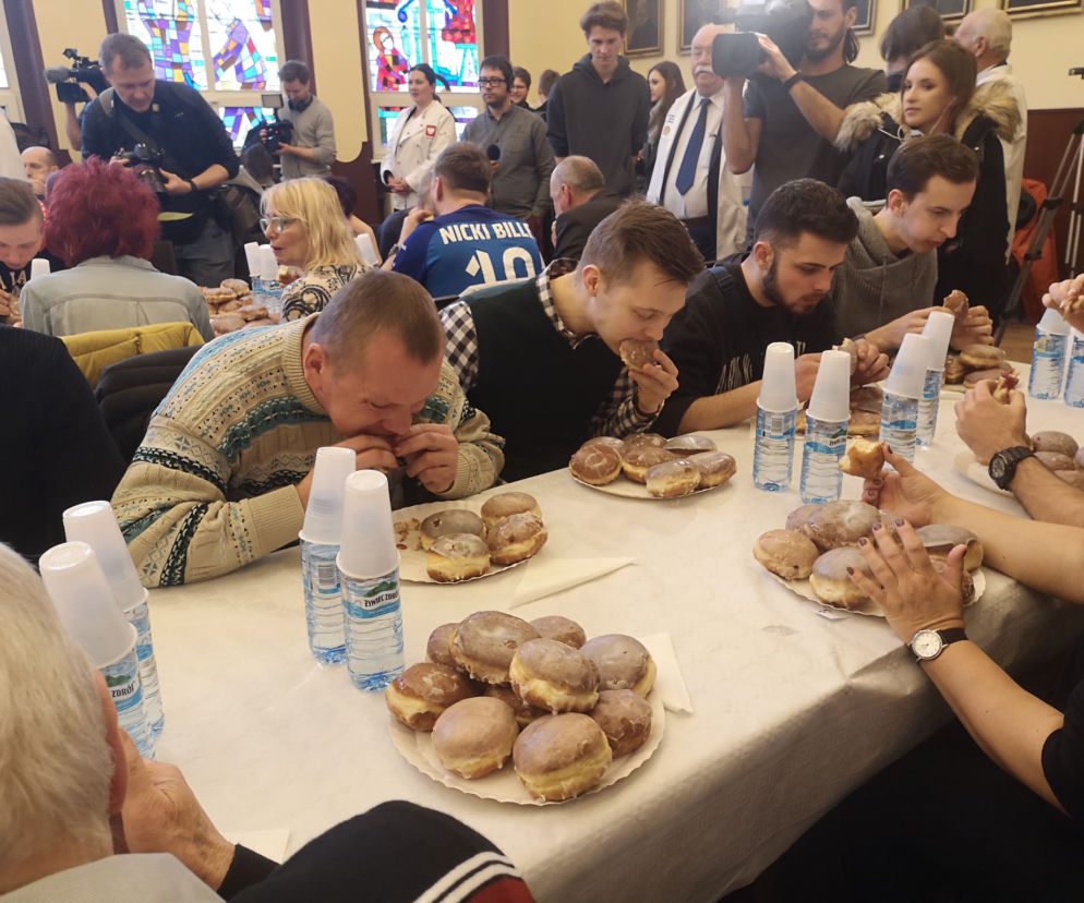 Mistrzostwa w jedzeniu pączków na czas