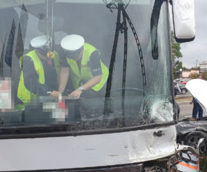 Zderzenie autokaru z osobówką we Włocławku! Policja wyjaśnia okoliczności [ZDJĘCIA] 
