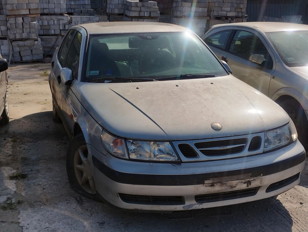 Drogowcy znów sprzedają wraki z ulicy. Wśród nich jest Chrysler w kwiatki