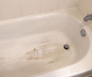 Stara, pożółkła wanna może wyglądać jak nowa. Zajmie to 1 godzinę i nie trzeba będzie nic skuwać. Czyszczenie wanny z kamienia