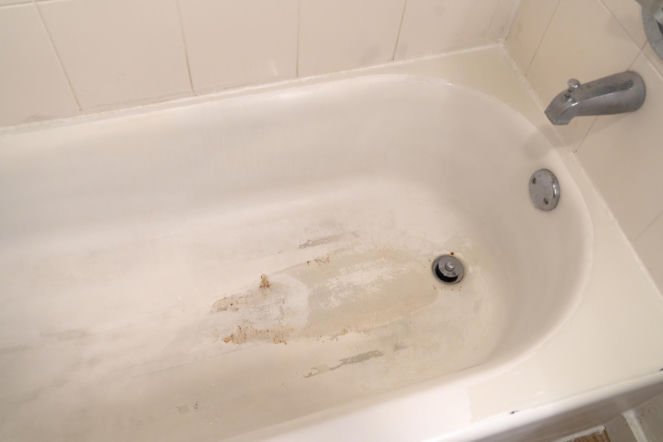 Stara, pożółkła wanna może wyglądać jak nowa. Zajmie to 1 godzinę i nie trzeba będzie nic skuwać. Czyszczenie wanny z kamienia