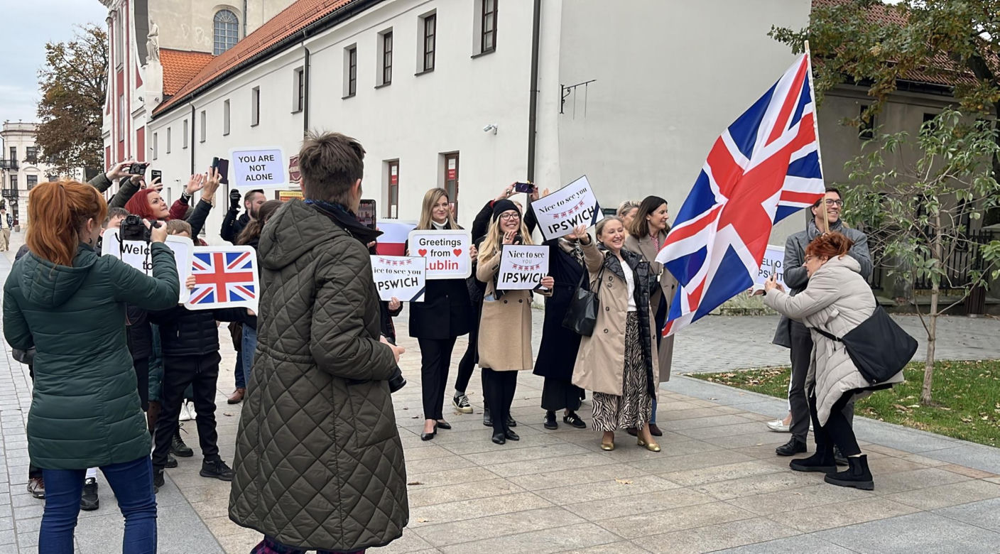 Lublin połączył się z Wielką Brytanią! Portal na Placu Litewskim pokazuje teraz Ipswich
