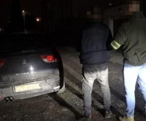 Kartonowa tablica i narkotyki. Wywiadowcy zatrzymali kierowcę z trzema zakazami